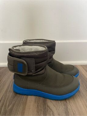 UGG Boys Kids Grey Winter Boots with Blue Outsole